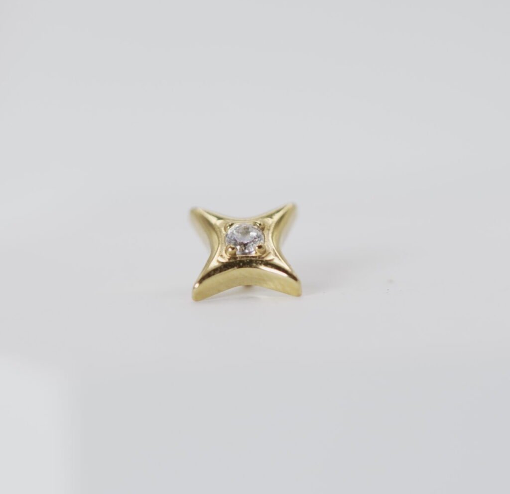 Labret de titanio dorado con estrella y zirconia para piercing