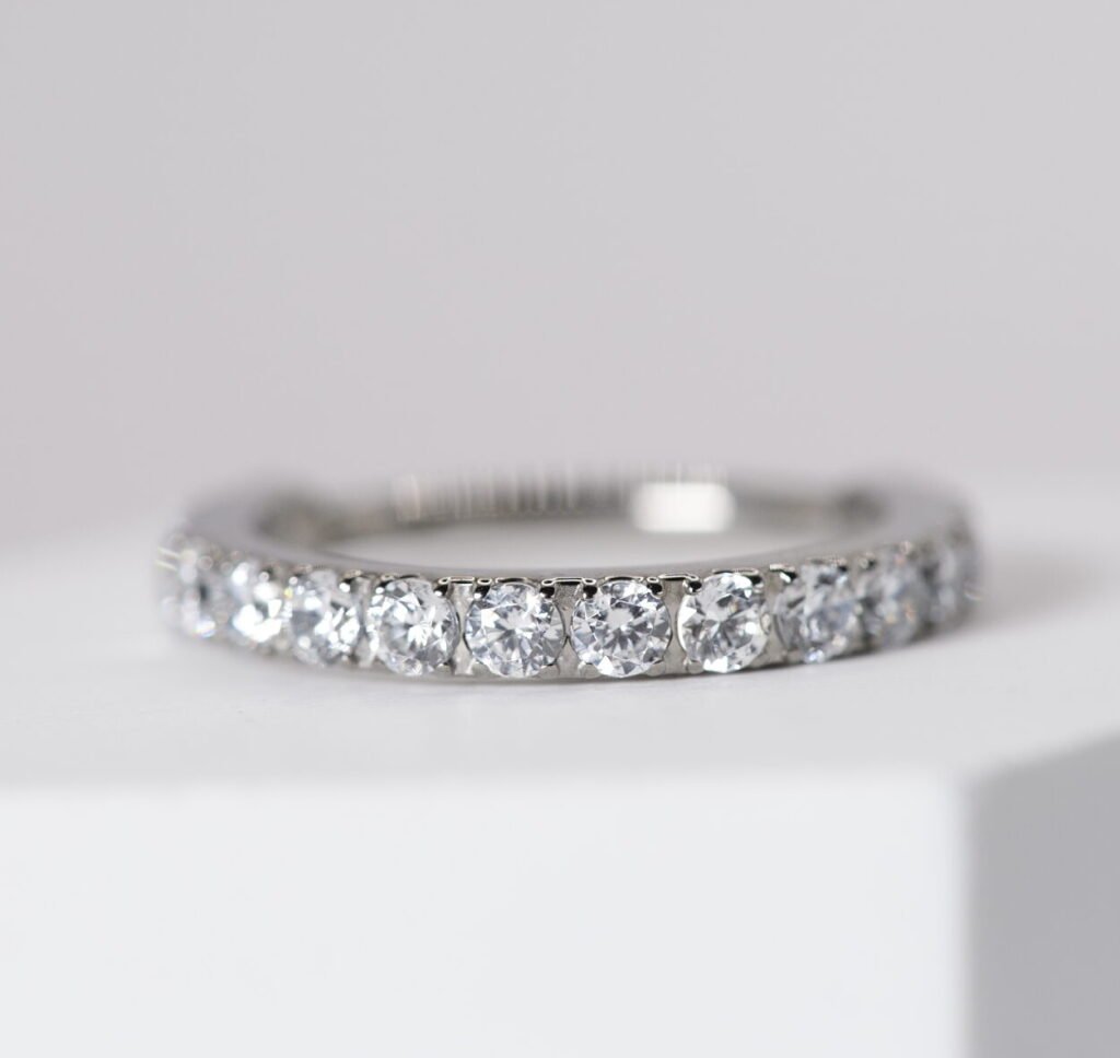 Cliker en titanio con zirconias brillantes de 12 mm, ideal para complementar tu piercing con un estilo elegante y moderno.